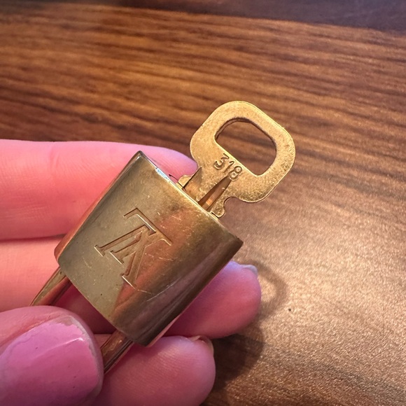 Louis Vuitton Lock and Key Gold No. 318 - Picture 5 of 6